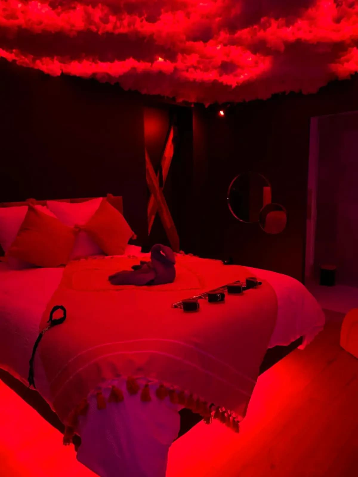 Suite feutrée aux tons rouge velours et lumière tamisée