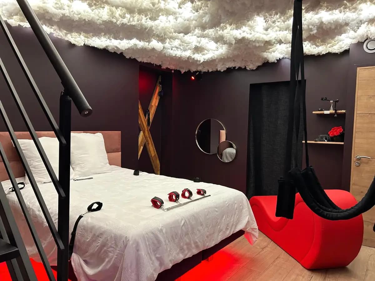 Suite intimiste avec lit double, mezzanine et éclairage tamisé