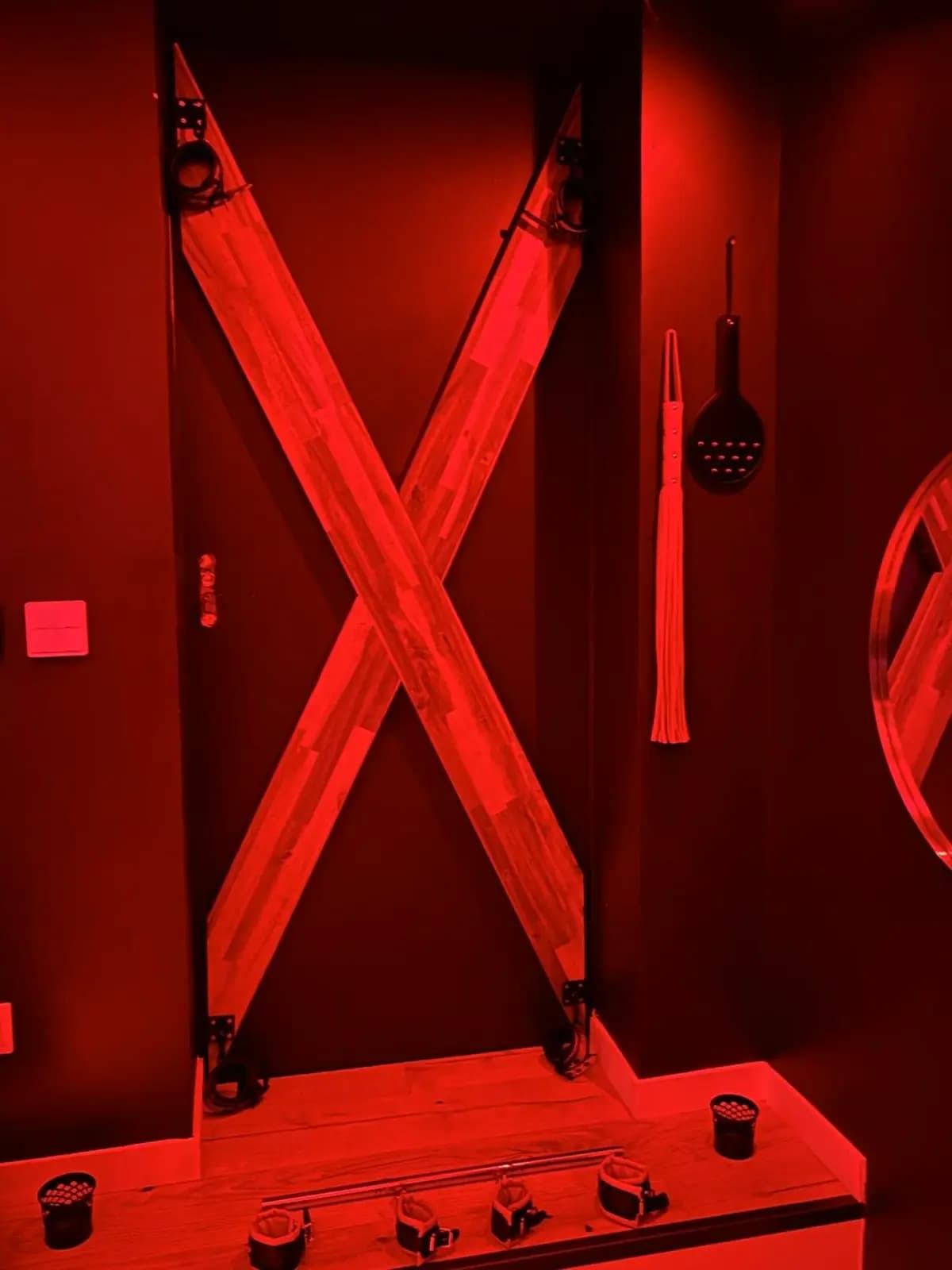 Détail de mobilier raffiné dans une lumière tamisée