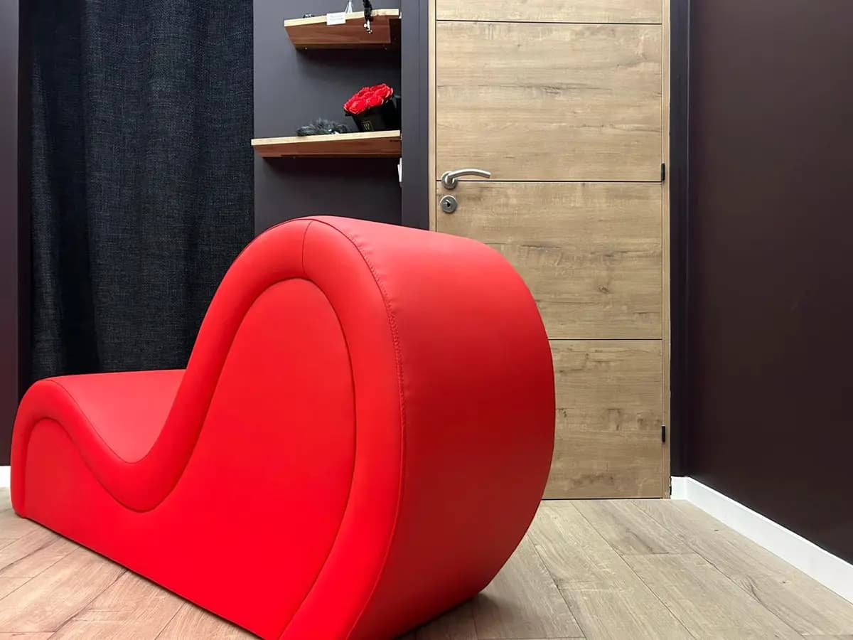 Coin salon design aux tons rouge velours